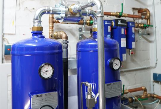 Druckluft-Aufbereitungssystem mit Filtern und Kupferleitungen — WEPA Berlin